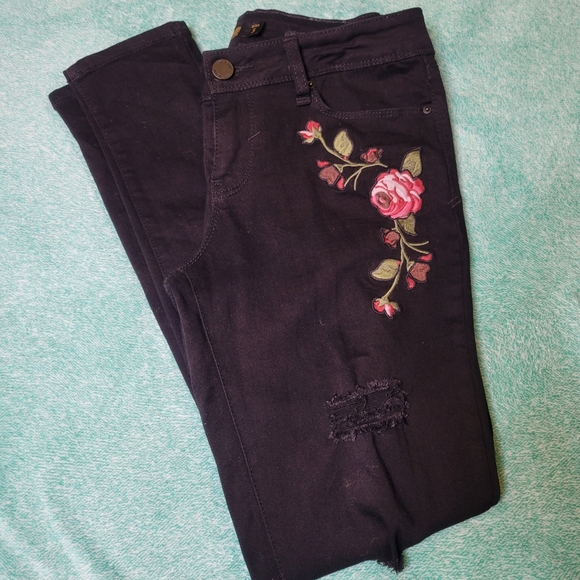 YMI Embroidered distressed black jeans Size 5 - Picture 2 of 6